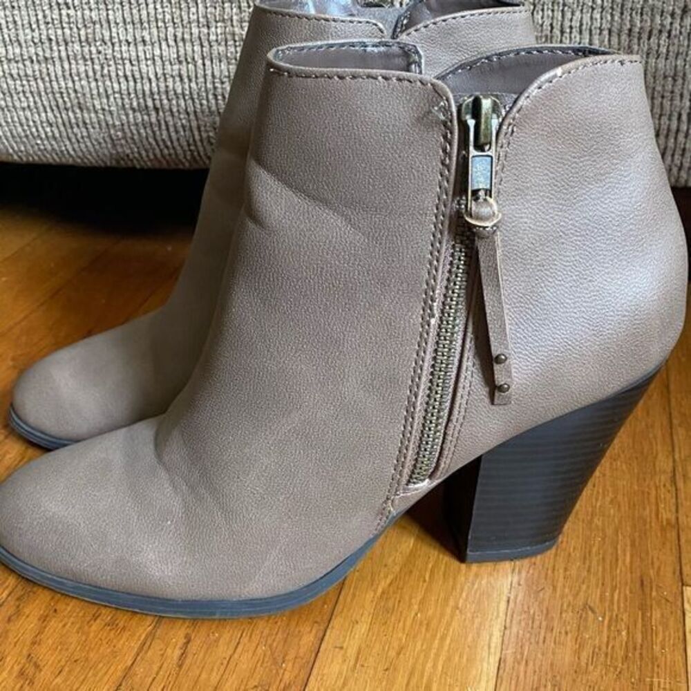 Women,‎ Charlotte rouge, brown ankle boot, size 8 see description *flaw
